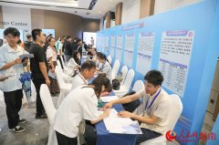 黄乐涵和孙崇斌是海南当地表之一